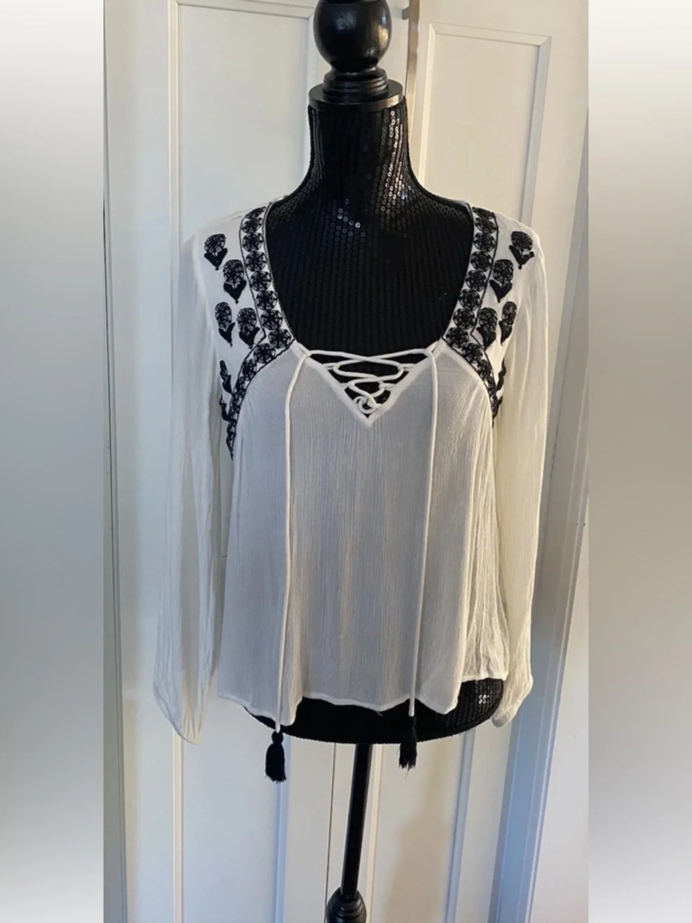 Tiffosi Women's Ivory Peasant Boho Blouse Top with Black Embroidery Women’s Sz S - Picture 2 of 16